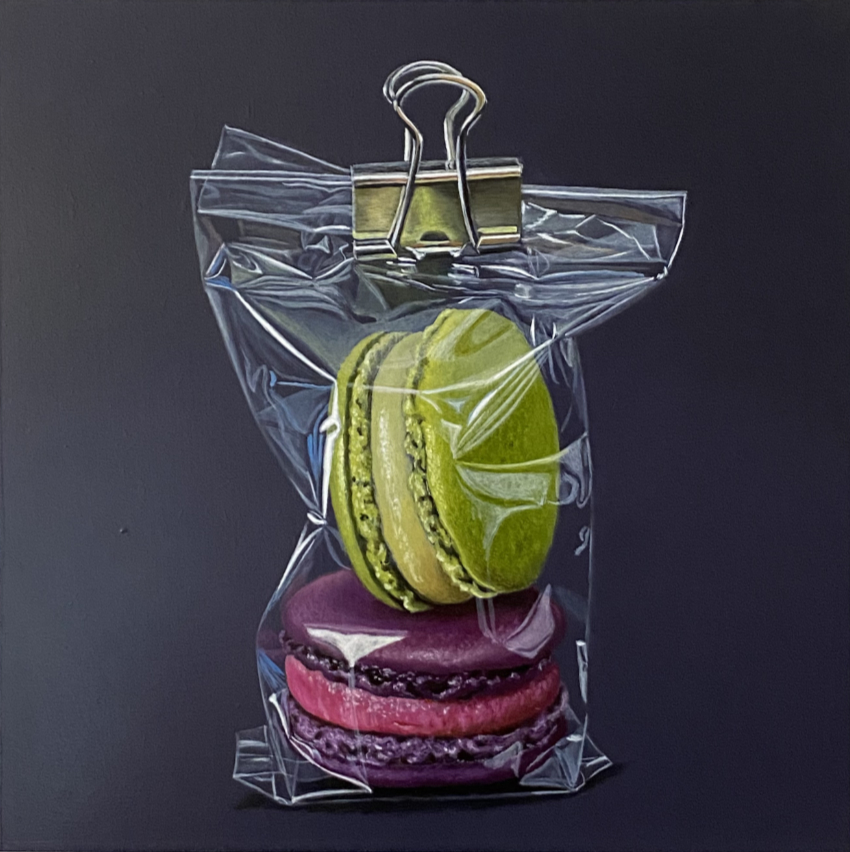 zwei-macarons-in-zellophan